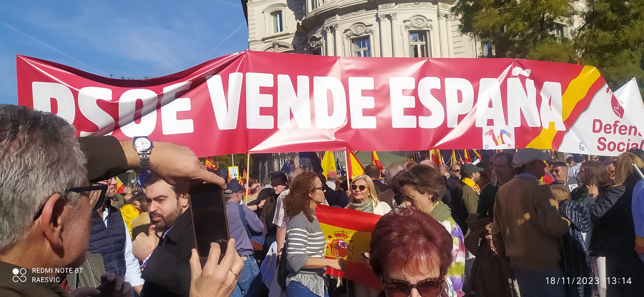 Pancarta PSOE vende España, Defensa Social